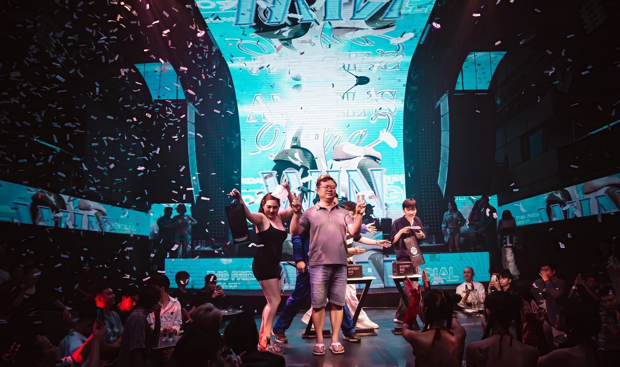 Canalis Club live show confetti