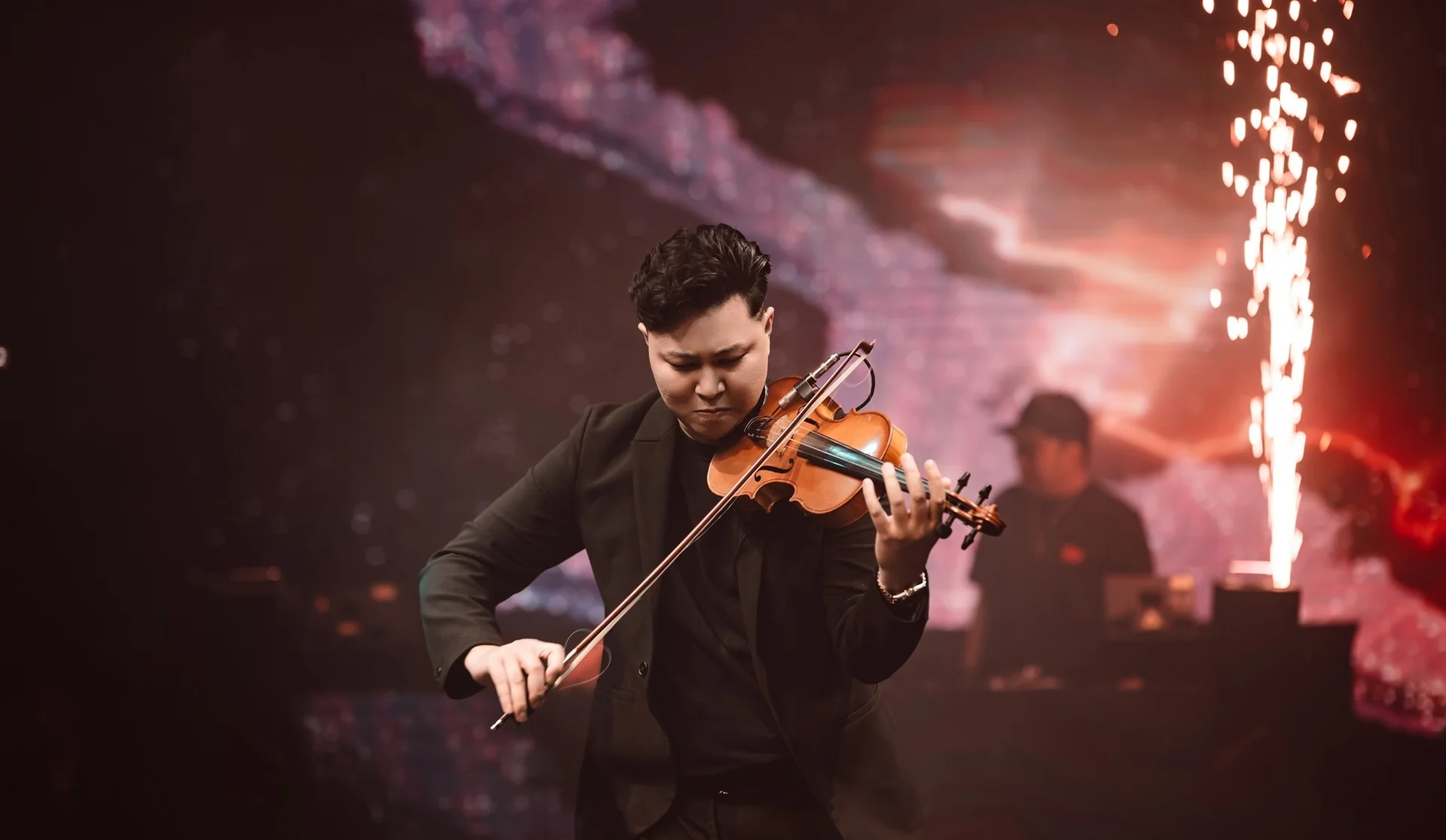 Canalis Club live violin performance