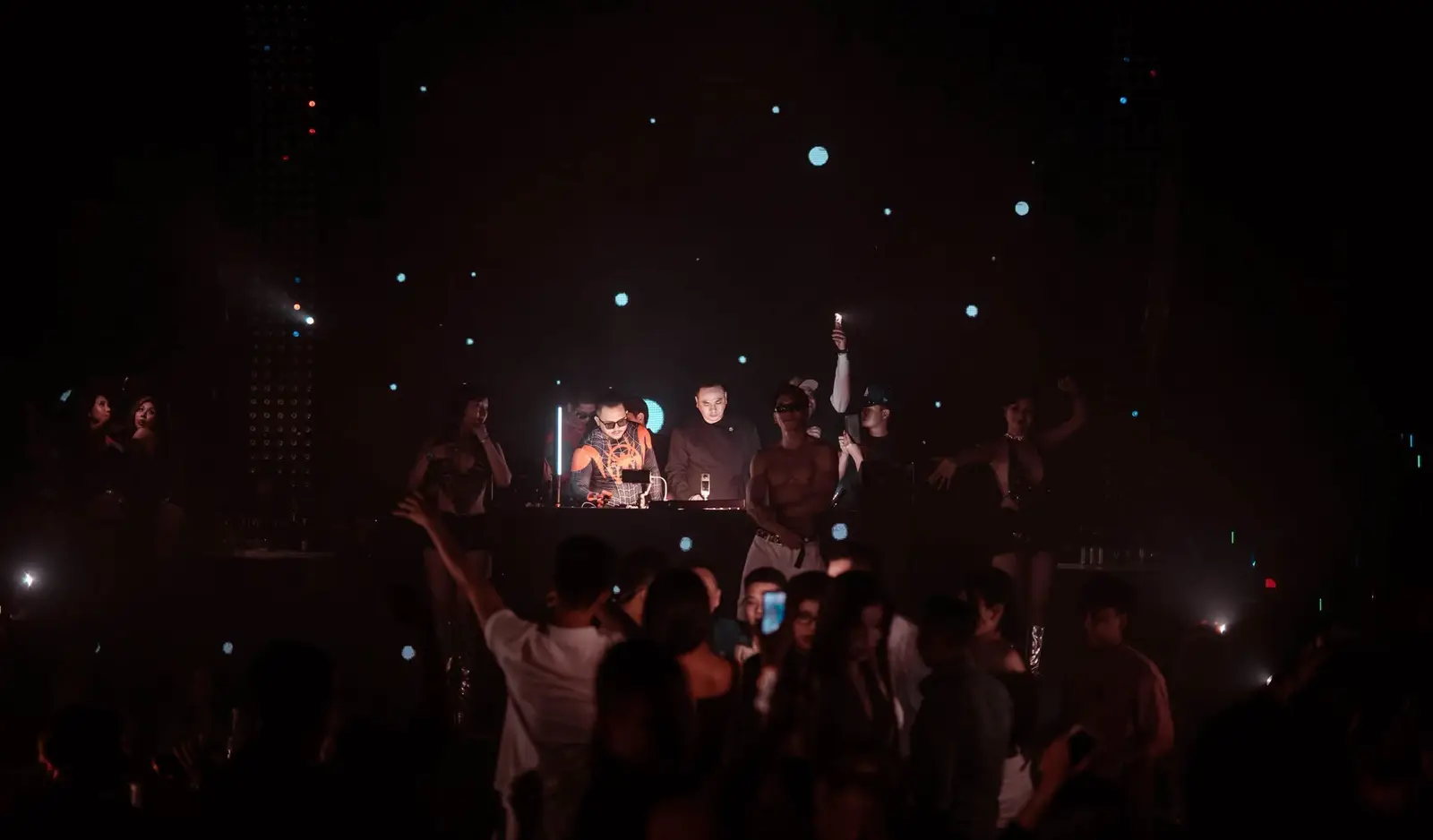 Bốt DJ Canalis Club trong đêm đông khách, ánh sáng được giữ tối để bốt DJ nổi bật