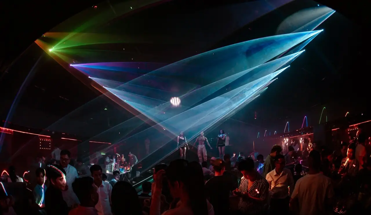 Canalis Club — không khí lễ hội với confetti và pháo bông sân khấu