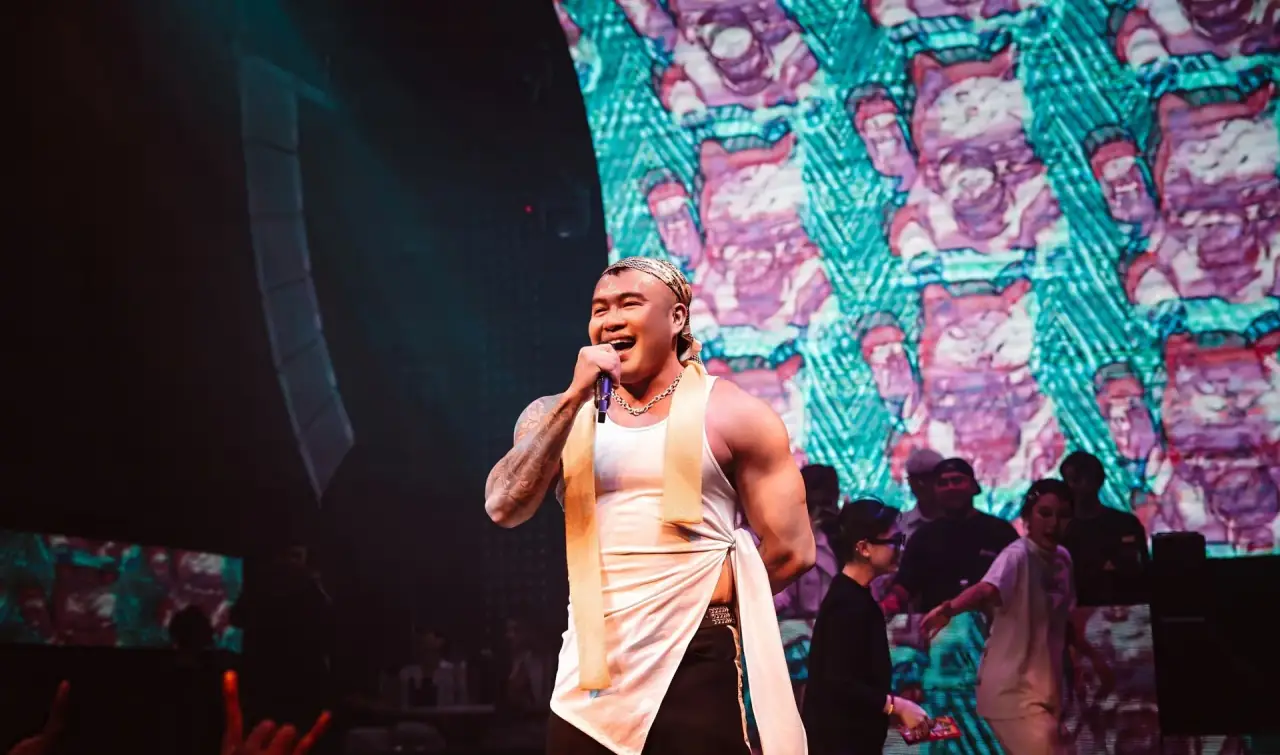 Canalis Club — không khí lễ hội với confetti và pháo bông sân khấu