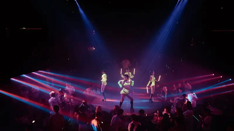 Vũ đoàn trình diễn trên sân khấu Canalis Club